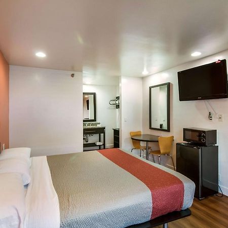 Motel 6 Monterey Park Eksteriør billede
