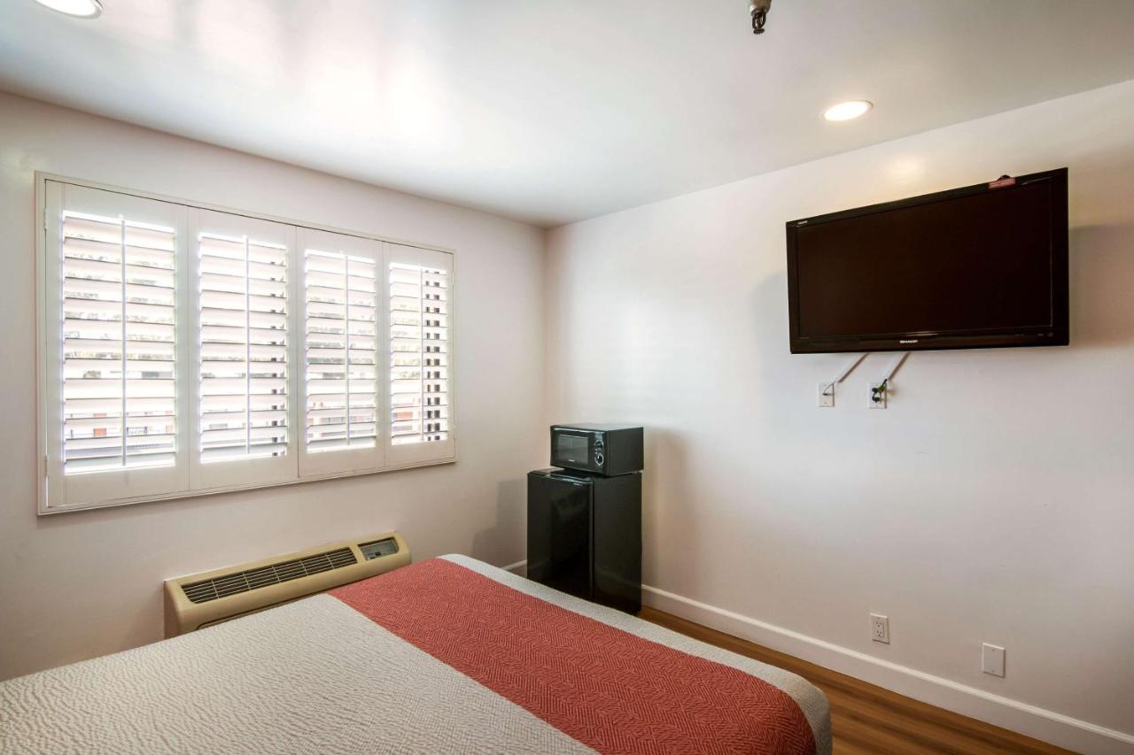 Motel 6 Monterey Park Eksteriør billede
