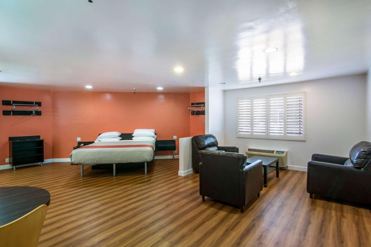 Motel 6 Monterey Park Eksteriør billede