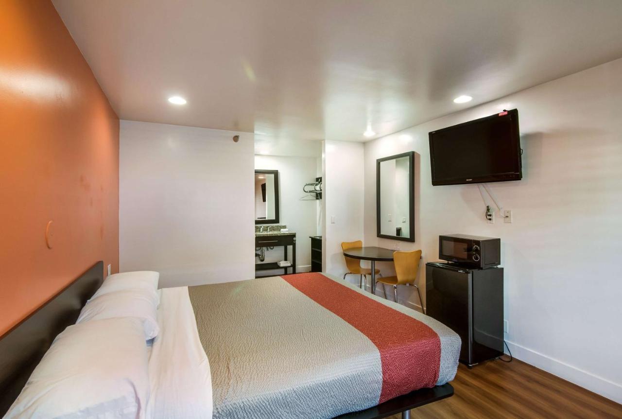 Motel 6 Monterey Park Eksteriør billede