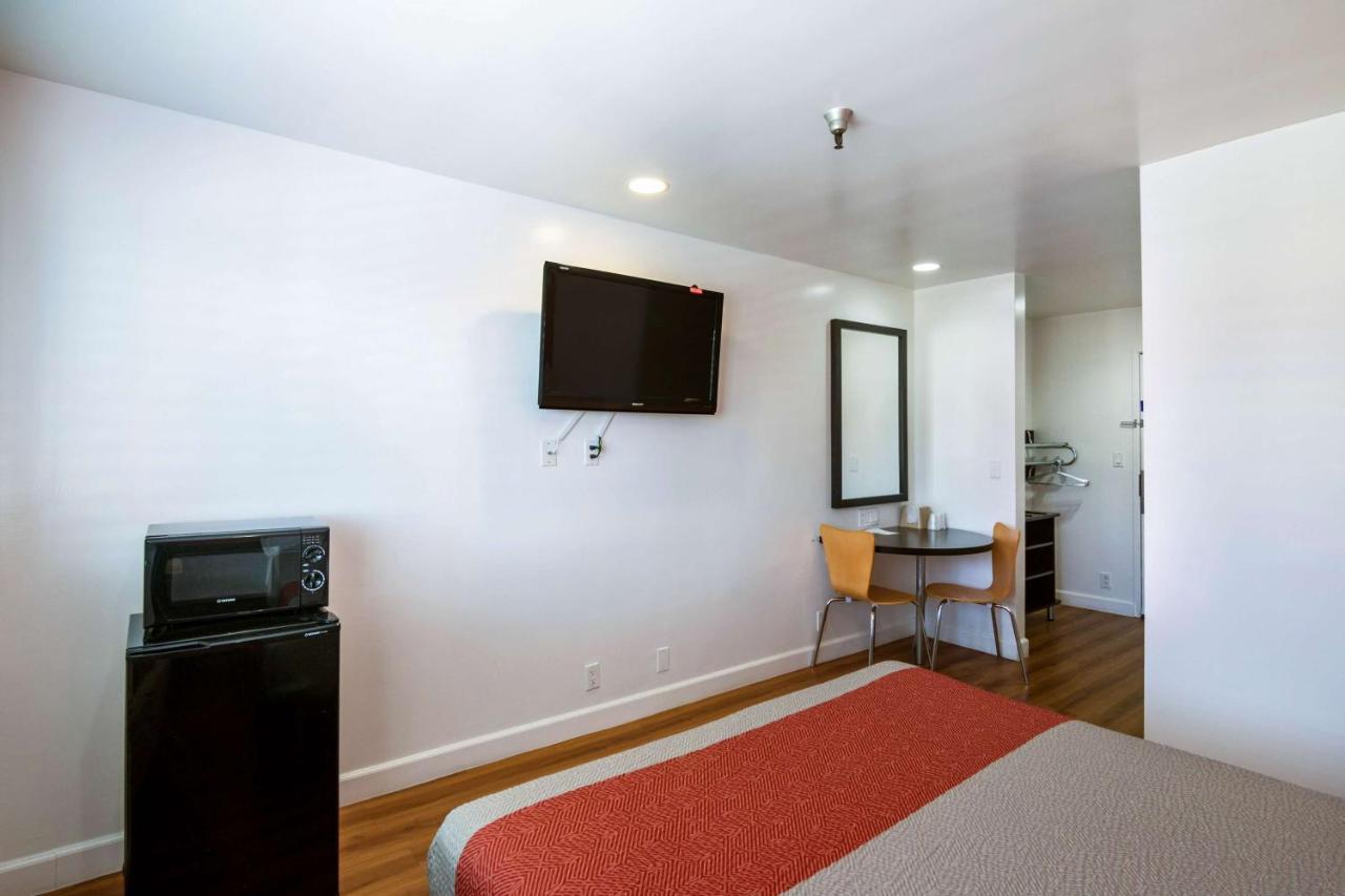 Motel 6 Monterey Park Eksteriør billede