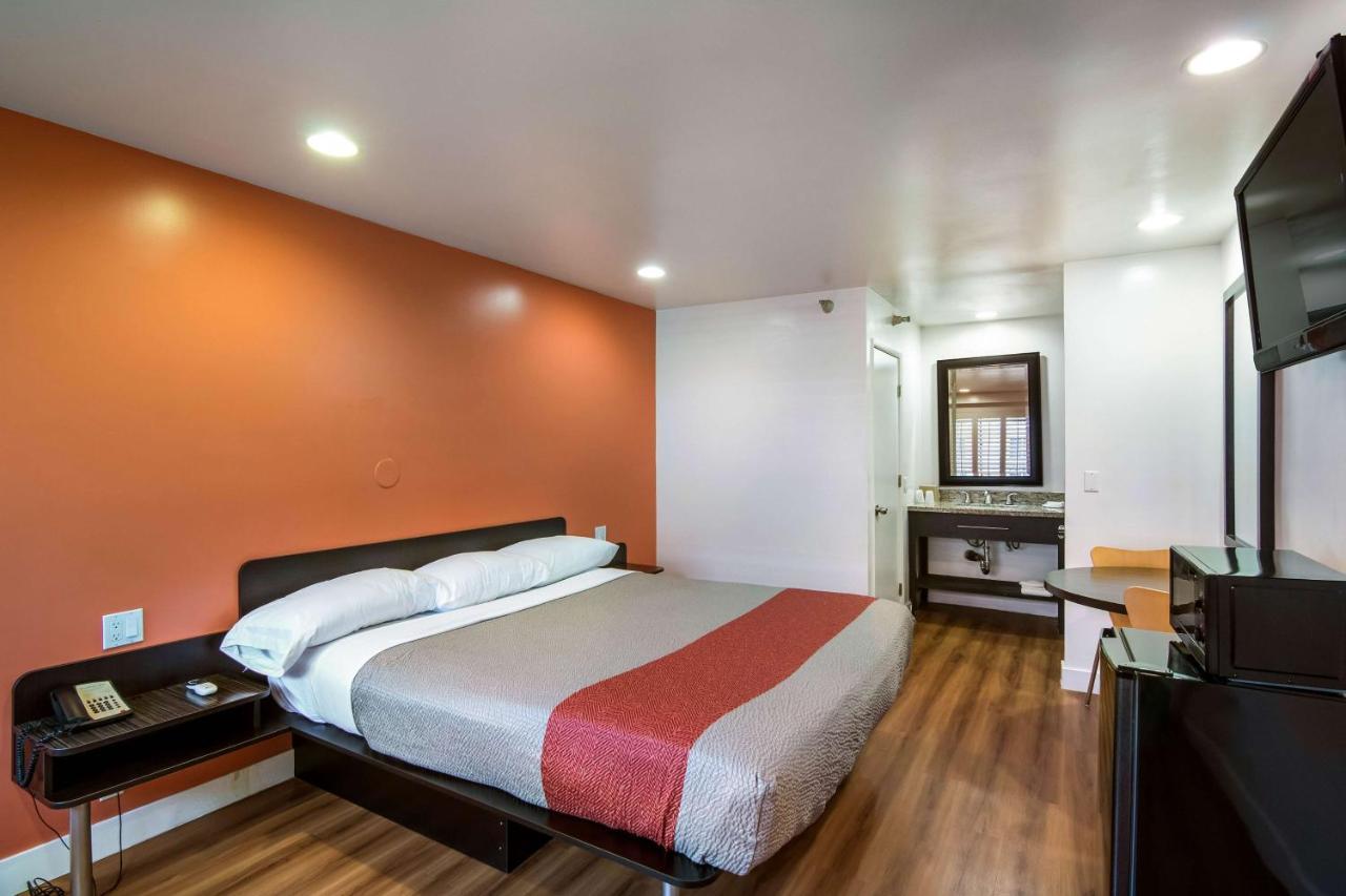 Motel 6 Monterey Park Eksteriør billede